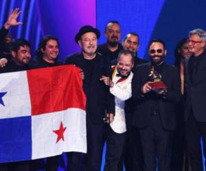 LAS VEGAS, NEVADA - NOVEMBER 18: Rubén Blades (L) and Roberto Delgado & Orquesta accept Album of the Year award onstage during The 22nd Annual Latin GRAMMY Awards at MGM Grand Garden Arena on November 18, 2021 in Las Vegas, Nevada. Kevin Winter/Getty Images for The Latin Recording Academy/AFP (Photo by KEVIN WINTER / GETTY IMAGES NORTH AMERICA / Getty Images via AFP)