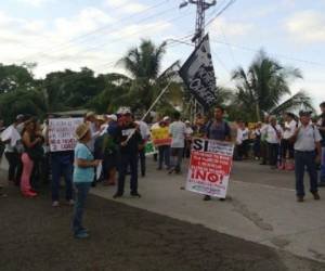 Ambientalistas panameños han cerrado hoy diversas vías, para protestar contra la construcción de hidroeléctricas. (Foto: panamaamerica.com).