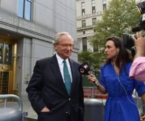 Abogado del fondo NML Capital, Robert Cohen, habla en la puerta de los tribunales de Nueva York. (Foto: AFP)