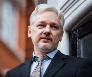 (FILES) This file photo taken on February 05, 2016 shows WikiLeaks founder Julian Assange addressing the media from the balcony of the Ecuadorian embassy in central London.Swedish prosecutors dropped a seven-year rape investigation into Julian Assange on May 19, 2017 a legal victory for the WikiLeaks founder who has been holed up in the Ecuadoran embassy in London since 2012. / AFP PHOTO / Jack Taylor