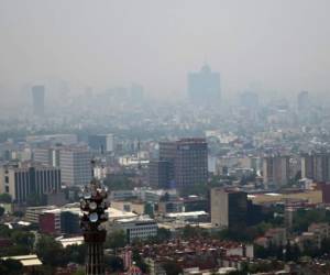 View of air pollution in Puebla, central Mexico, on May 16, 2019. - A thick layer of smog envelops the city of Puebla, abouth 100km southeast of Mexico City, which has declared an air pollution alert due to dozens of forest fires urging people to stay indoors, cancelling school and moving the semi-finals of the first-division football league to another city. (Photo by Jose CASTANARES / AFP)