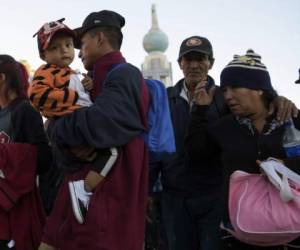 A group of Salvadoran migrants start their journey towards the United States in San Salvador, on January 16, 2019. - A new caravan of some 200 Salvadorans, left Wednesday from San Salvador aiming to reach the United States. (Photo by MARVIN RECINOS / AFP)