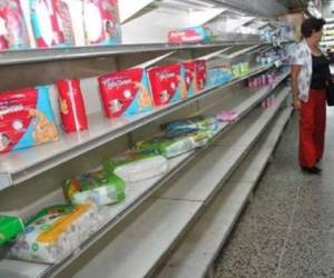 La escasez de alimentos y productos diversos, mal crónico en Venezuela desde hace años, se agudiza en los últimos meses y los pañales son de los bienes más preciados. (Foto: Archivo).