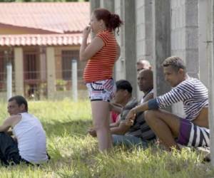 Casi 3.000 cubanos que intentan llegar a Estados Unidos viven un verdadero drama en la frontera de Costa Rica, donde permanecen varados desde hace más de una semana. (Foto: AFP).