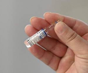 Una enfermera inyecta a un hombre una dosis de la vacuna de Pfizer contra el COVID-19 el lunes 7 de junio de 2021 en un centro de vacunación, en Ciudad de Panamá. (AP Foto/Arnulfo Franco)