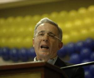 '¿Por qué se quiere guardar silencio sobre compra de votos, imposición de FARC, publicidad ilegal y abusiva con recursos públicos?', pregunta Uribe. (Foto: EFE).