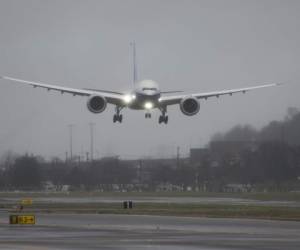 El 777X aterrizó tras un exitoso vuelo de pruebas en el Boeing Field in Seattle. Es el bimotor más grande del mundo y una aeronave con el que la Boeing busca recuperarse de la crisis que generó el 737 MAX. / AFP