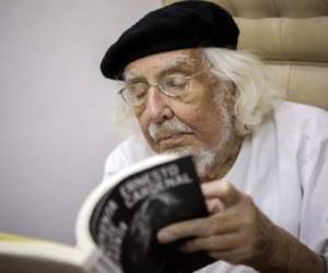 Nicaraguan writer Gioconda Belli visits Ernesto Cardenal's coffin, in Managua, Nicaragua, on March 2, 2020. - The Nicaraguan poet, Catholic priest and politician, figure of the Sandinista revolution and the Liberation Theology, died on Sunday, March 1, 2020, at the age of 95. (Photo by INTI OCON / AFP)