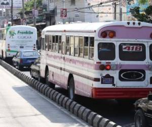 El paro parcial de autobuses afecta más de 20 rutas en San Salvador y otras que recorren entre la capital y las ciudades de San Miguel, San Vicente, Zacatecoluca, Chalatenango y Usulután. (Foto: diario1.com).