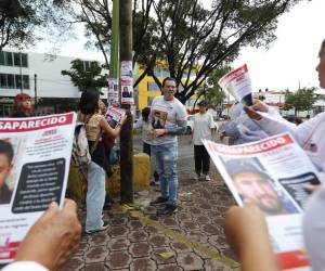 Integrantes de colectivos de búsqueda pegan carteles de personas desaparecidas este sábado, en Guadalajara (México). EFE/Francisco Guasco Integrantes de colectivos de búsqueda pegan carteles de personas desaparecidas este sábado, en Guadalajara (México). EFE/Francisco Guasco