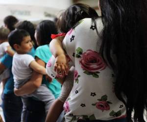 (FILES) In this file photo taken on June 22, 2018 women and their children, many fleeing poverty and violence in Honduras, Guatamala and El Salvador, arrive at a bus station following release from Customs and Border Protection in McAllen, Texas. US officials have ordered DNA tests on 'under 3,000' detained children who remain separated from their migrant parents, in an effort to reunite families at the center of a border crisis, a top US official said July 5, 2018. The Department of Health and Human Services is 'doing DNA testing to confirm parentage quickly and accurately,' HHS Secretary Alex Azar told reporters on a conference call, stressing the department was seeking to meet a court-imposed deadline of next Tuesday to reunite some 100 detained children under age five. / AFP PHOTO / GETTY IMAGES NORTH AMERICA / SPENCER PLATT