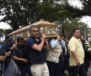Trabajadores del Hospital Roosevelt Hospital cargan un ataud de su compañero Margarito Sucuc, uno de los siete muertos tras el ataque de un pandillero en Ciudad Guatemala el 17 de agosto 2017. AFP PHOTO / JOHAN ORDONEZ