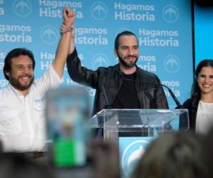 El Salvador presidential candidate Nayib Bukele of the Great National Alliance (GANA) (C), his wife Gabriela Rodriguez and the vice presidential candidate Felix Ulloa (L) celebrate their victory in the presidential elections in San Salvador on February 3, 2019. - Nayib Bukele, the popular former mayor of San Salvador, claimed victory on February 3 in the Central American country's presidential elections. (Photo by MARVIN RECINOS / AFP)