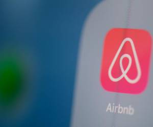 <i>Esta fotografía ilustrativa tomada el 24 de julio de 2019 en París muestra el logotipo de la aplicación estadounidense de reserva de viviendas en línea Airbnb en la pantalla de una tableta. (Foto de Martín BUREAU / AFP)</i>