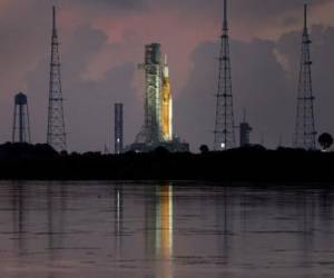 CABO CAÑAVERAL, FLORIDA - 30 DE AGOSTO: El cohete Artemis I de la NASA se encuentra en la plataforma de lanzamiento 39-B en el Centro Espacial Kennedy el 30 de agosto de 2022 en Cabo Cañaveral, Florida. El lanzamiento de Artemis I fue limpiado ayer después de que se encontró un problema en uno de los cuatro motores del cohete. La próxima oportunidad de lanzamiento es el 2 de septiembre. Joe Raedle/Getty Images/AFP