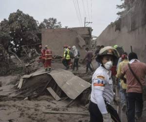 Rescuers search for victims in San Miguel Los Lotes, a village in Escuintla Department, about 35 km southwest of Guatemala City, on June 4, 2018, a day after the eruption of the Fuego VolcanoAt least 25 people were killed, according to the National Coordinator for Disaster Reduction (Conred), when Guatemala's Fuego volcano erupted Sunday, belching ash and rock and forcing the airport to close. / AFP PHOTO / Johan ORDONEZ