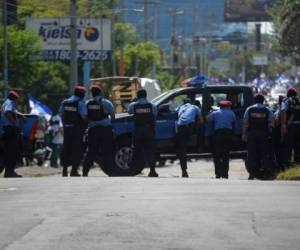 La policía montó retenes en los contornos de la Catedral de Managua, luego de la represión a los estudiantes de la UNAN por partede grupos de choque del orteguismo. / AFP PHOTO / MARVIN RECINOS