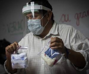 Members of the Civic Alliance deliver protective equipment packages to independent journalists to prevent the spread of the new coronavirus COVID-19, in Managua on June 2, 2020. (Photo by INTI OCON / AFP)
