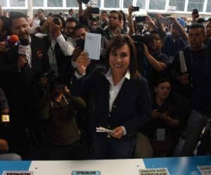 Sandra Torres en el momento en acudió a depositar su voto. (Foto: AFP).