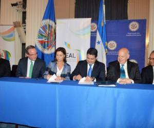 Firmaron el convenio el presidente de Honduras, Juan Orlando Hernández, y la presidente de FZT Maria Josefina Terán de Zamora. (Foto: Cortesía).