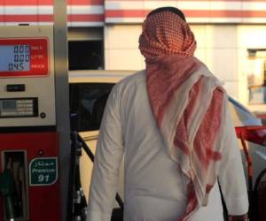 El aumento del precio de los combustibles hasta en un 80% ha traido consigo un aumento de los pasajes aéreos de los vuelos internos y mayor precio en las gasolineras de Arabia Saudí. Foto de AFP