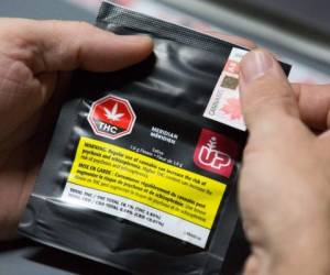 La legalización es también celebrada en la Bolsa de Toronto, donde miles de millones de dólares se han invertido en esta nueva industria en los últimos meses. La líder del mercado, Canopy Growth, aumentó 448% sus ganancias en un año.