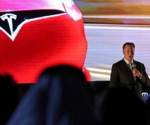 Elon Musk, the co-founder and chief executive of Electric carmaker Tesla, speaks during a ceremony in Dubai on February 13, 2017.Tesla announced the opening of a new Gulf headquarters in Dubai, aiming to conquer an oil-rich region better known for gas guzzlers than environmentally friendly motoring. / AFP PHOTO / KARIM SAHIB