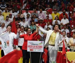 La alianza la integran el izquierdista Partido Libertad y Refundación (Libre) del derrocado expresidente Manuel Zelaya (2006-2009), el socialdemócrata Innovación y Unidad, y el Partido Anticorrupción, de Nasralla. (Foto: AFP)