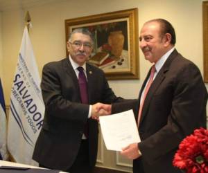 Ministro de Turismo, José Napoleón Duarte Durán junto al propietario de Hotel Sheraton Presidente, Antonio Safie.