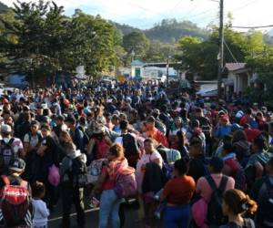 Honduran migrants heading to the United States with a second caravan stand in front of a police cordon in Agua Caliente, in the Honduras-Guatemala border on January 15, 2019. - Hundreds of Hondurans have set out on a trek to the United States, forming another caravan that US President Donald Trump cited Tuesday to justify building a wall on the border with Mexico. (Photo by ORLANDO SIERRA / AFP)