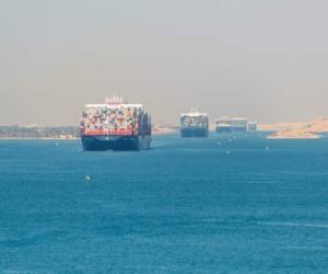 Archivo: Imagen de Noviembre de 2017 que muestra el tráfico de boques contenedores en el Canal Suez en Egipto.