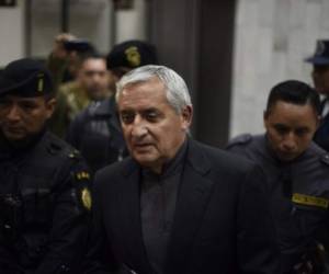 Former Guatemalan president Otto Perez Molina leaves Guatemala City's court after he was ordered to stand trial on corruption charges, on October 27, 2017.Perez is charged with racketeering, illicit enrichment and fraud as leader of a multimillion dollar scheme involving the Central American country's customs duty system, said Judge Miguel Angel Galvez. / AFP PHOTO / Johan ORDONEZ