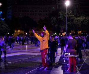 Personas con máscaras bailan durante una protesta convocada por los gremios de clubes nocturnos en apoyo de la reapertura de locales nocturnos en Barcelona el 21 de noviembre de 2020 (Foto de Pau BARRENA / AFP)