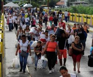 Después del cierre de la frontera ordenado hace 11 meses por el presidente Maduro, por razones de seguridad, el mandatario autorizó el paso peatonal este domingo en un horario limitado. (Foto: AFP).