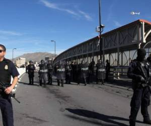 US customs and border patrol agents and riot policemen take part in a border security drill at the US-Mexico international bridge, as seen from Ciudad Juarez, Mexico, on October 29, 2018. - Dozens of migrants get to the border crossing linking El Paso, Texas and Ciudad Juarez, Chihuahua state, every day, ahead of a caravan of Central Americans seeking political asylum in the United States. (Photo by Herika Martinez / AFP)