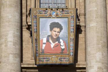 El retrato de Carlo Acutis en la Plaza de San Pedro para la canonización de Carlo Acutis y Piergiorgio Frassati, en el Vaticano, el 7 de septiembre de 2025. Carlo Acutis, un adolescente italiano que murió en 2006, será canonizado por el Papa León XIV en una ceremonia en el Vaticano, convirtiéndose en el primer santo millennial. EFE/EPA/MASSIMO PERCOSSI / El retrato de Carlo Acutis en la Plaza de San Pedro para la canonización de Carlo Acutis y Piergiorgio Frassati, en el Vaticano, el 7 de septiembre de 2025. Carlo Acutis, un adolescente italiano que murió en 2006, será canonizado por el Papa León XIV en una ceremonia en el Vaticano, convirtiéndose en el primer santo millennial. EFE/EPA/MASSIMO PERCOSSI /