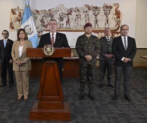 <i>El canciller de Guatemala, Carlos Martínez; el procurador general de la Nación, Julio Saavedra; la vicepresidenta de Guatemala, Karin Herrera; el presidente de Guatemala, Bernardo Arevalo de León (c); el ministro de Defensa Nacional, Henry Saenz; el secretario técnico del Consejo Nacional de Seguridad, Ismael Cifuentes; y de la secretaría de Inteligencia Estratégica, Otto Argueta, participan durante una rueda de prensa este miércoles, en Ciudad de Guatemala (Guatemala). Arévalo de León, anunció que aceptó la renuncia de su Gabinete de Seguridad, encabezado por el hasta entonces ministro de Gobernación (Interior), Francisco Jiménez, tras la fuga de 20 peligrosos pandilleros del Barrio 18 de una prisión. EFE/ Presidencia de Guatemala </i> <i>El canciller de Guatemala, Carlos Martínez; el procurador general de la Nación, Julio Saavedra; la vicepresidenta de Guatemala, Karin Herrera; el presidente de Guatemala, Bernardo Arevalo de León (c); el ministro de Defensa Nacional, Henry Saenz; el secretario técnico del Consejo Nacional de Seguridad, Ismael Cifuentes; y de la secretaría de Inteligencia Estratégica, Otto Argueta, participan durante una rueda de prensa este miércoles, en Ciudad de Guatemala (Guatemala). Arévalo de León, anunció que aceptó la renuncia de su Gabinete de Seguridad, encabezado por el hasta entonces ministro de Gobernación (Interior), Francisco Jiménez, tras la fuga de 20 peligrosos pandilleros del Barrio 18 de una prisión. EFE/ Presidencia de Guatemala </i>