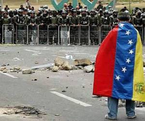 Los venezolanos tienen que enfrentar la represión para reclamar una vida digna. Hoy el 64% de inflación les cierra su horizonte cercano. (Foto: Archivo)