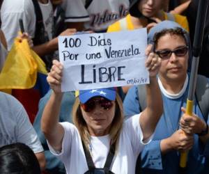 Una activista de la oposición venezolana muestra descontento en la protesta 100 contra el gobierno de Nicolás Maduro en Caracas. AFP / Federico PARRA