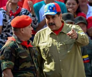 El presidente de Venezuela Nicolás Maduro conversa con Diosdado Cabello, miembro de la Asamblea Constituyente. Durante la conmemoración del 26 aniversario del intento de golpe de Estado de Hugo Chávez contra la administración de Carlos Andrés Pérez en el Palacio de Miraflores.