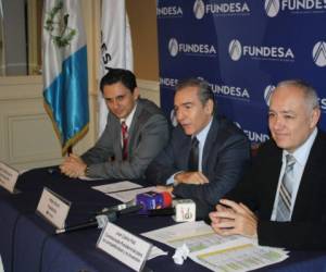De izquierda a derecha: Juan Carlos Zapata, director ejecutivo de Fundesa; Felipe Bosch, presidente de Fundesa; y Juan Carlos Paiz, comisionado presidencial para la competitividad e inversión. Foto: cortesía.