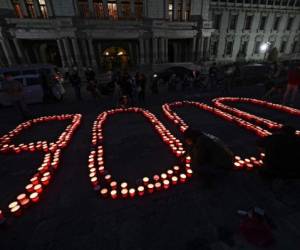 Vista de velas durante un homenaje en honor a las más de 9000 personas que fallecieron por COVID-19 en el país, en la Ciudad de Guatemala, el 26 de junio de 2021. (Foto de Johan ORDONEZ / AFP)