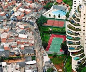 Apenas una tapia separa la opulencia de un condominio en Sao Paulo (Brasil), de su vecina favela. (Foto: Teresa Caldeira).