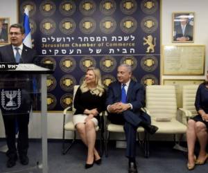 Honduran President Juan Orlando Hernandez (L) speaks during an inauguration ceremony in Jerusalem of the Diplomatic Trade Office of Honduras on September 1, 2019, in the presence of his wife First Lady Ana Garcia Carias (R), Israeli Prime Minister Benjamin Netanyahu (2nd-R) and his wife Sara Netanyahu (2nd-L). (Photo by DEBBIE HILL / POOL / AFP)