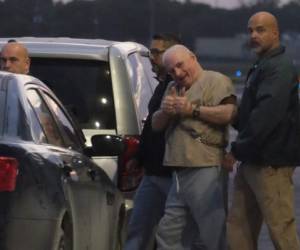 Former Panamanian President Ricardo Martinelli is escorted by US Marshals to an awaiting jet early morning June 11, 2018 at Opa Locka airport near Miami, FL. Martinelli is being extradited back to Panama on political espionage and corruption. Martinelli, 66, has another dozen cases pending that range from the misappropriation of public funds to the sale of pardons. / AFP PHOTO / Gaston De Cardenas