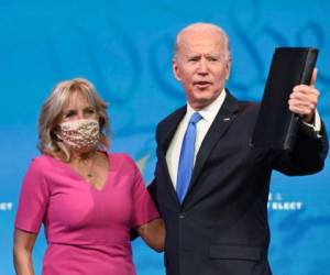 El presidente electo de EE. UU., Joe Biden, llega con su esposa Jill Biden para pronunciar comentarios sobre la certificación del colegio electoral en el Queen Theatre en Wilmington, Delaware, el 14 de diciembre de 2020 (Foto de ROBERTO SCHMIDT / AFP).