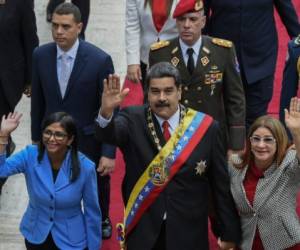 Venezuelan President Nicolas Maduro (C) his wife Cilia Flores (R) and Constituent Assembly president Delcy Rodriguez arrive at the Congress in Caracas for the Presidential inauguration ceremony, on May 24, 2018. / AFP PHOTO / Federico Parra / The erroneous mention[s] appearing in the metadata of this photo by Federico Parra has been modified in AFP systems in the following manner: [president of the Constituent Assembly] instead of [president of the National Assembly]. Please immediately remove the erroneous mention[s] from all your online services and delete it (them) from your servers. If you have been authorized by AFP to distribute it (them) to third parties, please ensure that the same actions are carried out by them. Failure to promptly comply with these instructions will entail liability on your part for any continued or post notification usage. Therefore we thank you very much for all your attention and prompt action. We are sorry for the inconvenience this notification may cause and remain at your disposal for any further information you may require.