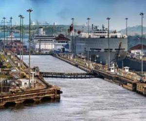 El Canal de Panamá está siendo ampliado para que embarcaciones de hasta 14.000 contenedores -el triple de su capacidad actual- puedan navegar sus 80 kilómetros.