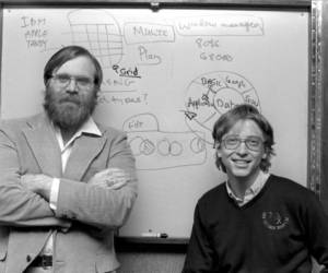 Paul Allen (izquierda), cofundó junto a Bill Gates a la tecnológica Microsoft en 1975. El empresario falleció hoy a la edad de 65 años.