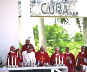 'Francisco es el tercer papa que nos visita en Cuba, pero es el primer latinoamericano, y puede ayudarnos a conseguir la base', indicó una asistente a la misa. (Foto: AFP).
